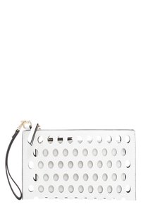 Valkoinen clutch-laukku, jossa on rei'itetty muotoilu, pyöreitä aukkoja, musta rannekahva ja kultasävyiset yksityiskohdat.