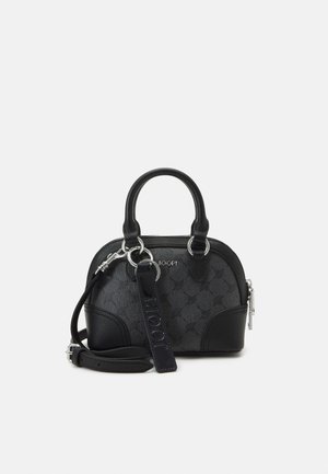 Borsa a mano in pelle nera con motivo in rilievo, doppio manico superiore, tracolla regolabile e cerniera argento, con targhetta brandizzata appesa.