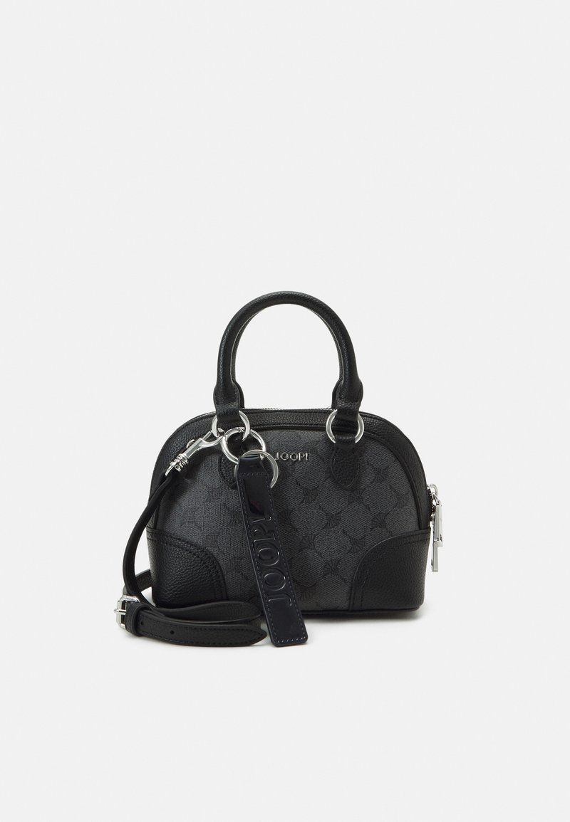Sac à main en cuir noir avec motif embossé, double poignée supérieure, bandoulière ajustable et fermeture éclair argentée, marqué d'une étiquette suspendue.
