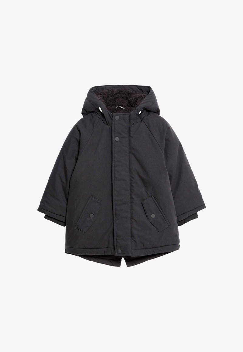 Abrigo acolchado negro con capucha, que cuenta con un forro de felpa, cierres a presión, bolsillos laterales y puños acanalados para mayor calidez y comodidad.