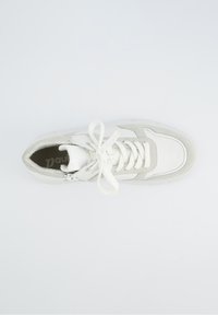 Baskets blanches en cuir avec des accents en daim gris, lacets ronds et semelle transparente. La vue de dessus montre un design structuré et un logo sur la languette.