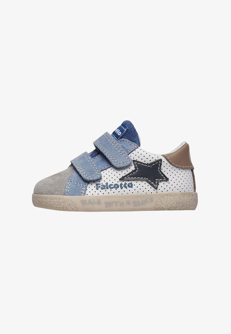 Baskets pour enfants bleues et grises avec deux bandes Velcro, matériau perforé blanc, bout en suède gris et accent d'étoile noire sur le côté.