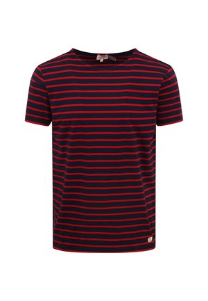 Marineblauwe en rode gestreepte korte mouwen t-shirt met een ronde hals en een klein logo detail op de onderste zoom. Gemaakt van zachte, lichte stof.