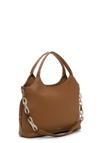 Sac à main en cuir marron avec une surface texturée, deux anses, et une bandoulière chaîne contrastante. Dispose d'une fermeture éclair.