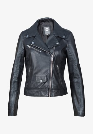 Zwart leren motorjack met een reverskraag, rits aan de voorkant, twee zijzakken en stikdetails. Gladde textuur, getailleerd ontwerp.