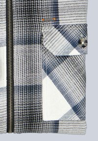 Stoffbeutel mit kariertem Muster in Blau- und Weißtönen, mit Reißverschluss, Druckknopftasche und silberfarbenen Beschlägen.