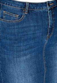 Denim krilo v temno modri barvi z gladko teksturo, ki ima sprednji žep, zankice za pas in kontrastni oranžni šiv ob šivih.