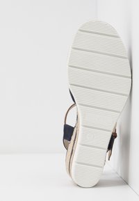 Námořnické modré espadrilky na klínu s texturovanou bílou podrážkou, hnědými koženými akcenty a otevřeným designem paty. Velikost 37.