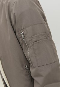 Jack & Jones Junior JJERUSH - Bombejakke - dark brown