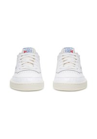 Tenisi din piele albă cu un vârf perforat, talpă din cauciuc alb texturat și logo de accent albastru pe limbă și lateral.