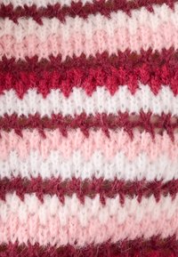 Tessuto a maglia caratterizzato da strisce alternate di rosso scuro, rosa e bianco. Texture morbida con un aspetto lanuginoso e motivo a zigzag.