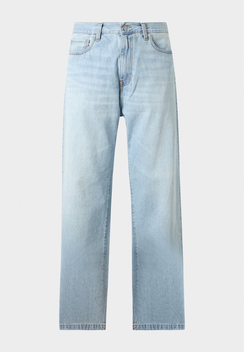 Hellblaue Jeans mit geradem Bein, Fronttaschen, Gürtelschlaufen und Knopfverschluss, dargestellt auf schlichtem hellem Hintergrund.