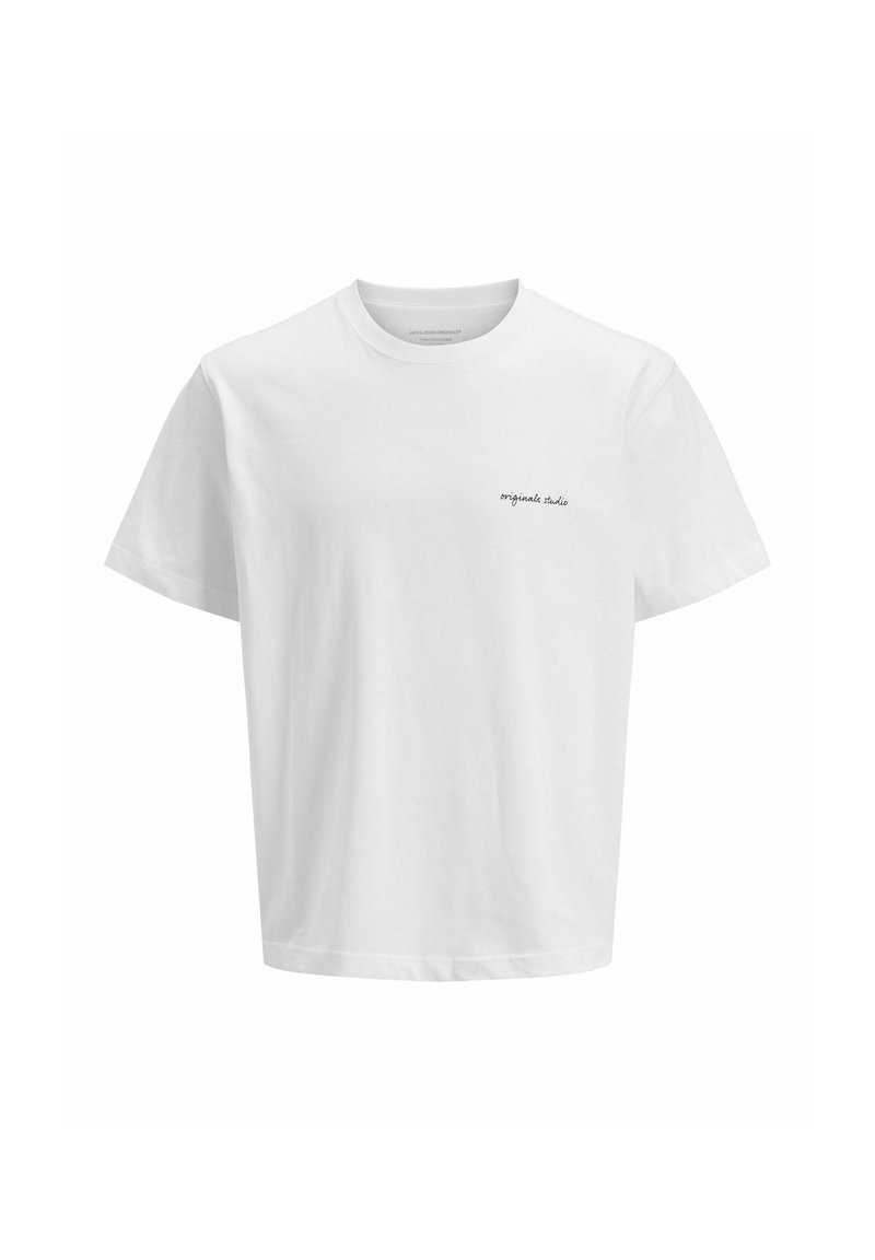 Hvid bomulds-t-shirt med rund hals. Har korte ærmer og et lille sort teksttryk, der står "originale studio," på venstre bryst.