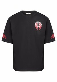 Camiseta de algodón negra con mangas cortas, con diseños gráficos rojos en la parte delantera y en las mangas. Cuello redondo y corte relajado.