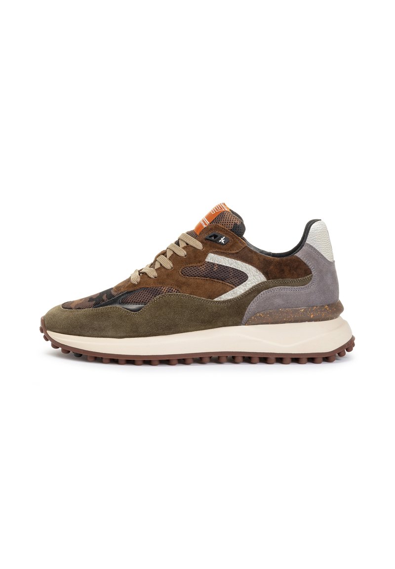 Braune und olivgrüne Sneaker aus Wildleder und Mesh, mit einer strukturierten Sohle und orangen Akzenten auf der Zunge.