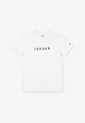 Balta kokvilnas t-kreklu ar izteiksmīgu melnu "JORDAN" logo, kas drukāts centrā. Īsas piedurknes, apaļš kakls un vienkāršs dizains bez papildu rakstiem.