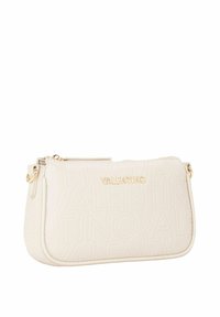 Valentino-Handtasche aus cremefarbenem Leder mit geprägtem Logodesign, goldfarbenen Beschlägen, Reißverschluss und verstellbarem Schulterriemen.