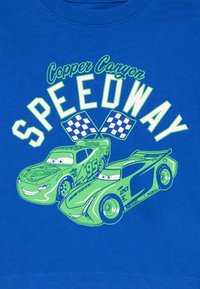 Blaue Baumwoll-T-Shirt mit einem Grafik von zwei cartoonhaften Rennwagen in Grün mit karierten Flaggen und dem Text "Copper Canyon SPEEDWAY" in fettem Grün.