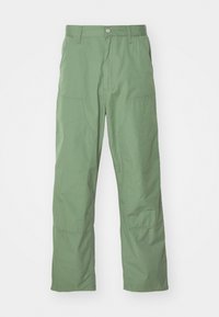 Pantalons vert clair, coupe décontractée avec une texture lisse, dotés de poches latérales et de détails de coutures visibles. Longueur complète avec un design à jambe droite.
