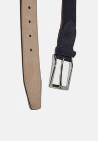 Cinturón de cuero con un lado de ante beige y un lado de tela azul marino. Incluye una hebilla rectangular de plata y cinco agujeros de ajuste.