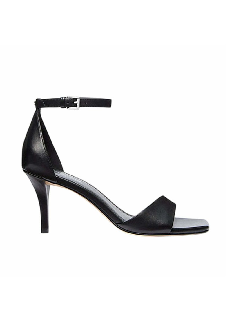 Sandalo con tacco alto in pelle nera, con una sottile cinghia alla caviglia, punta aperta e una soletta leggermente imbottita. Texture liscia e design minimalista.