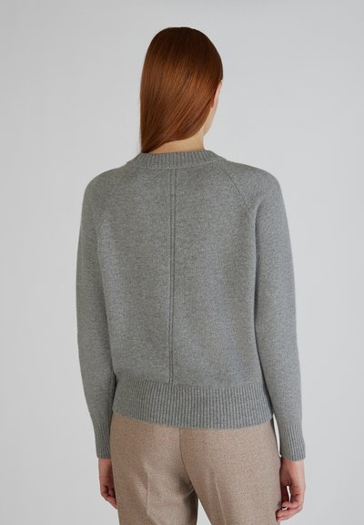 Maglione in lana grigia con scollatura rotonda, polsini e orlo a coste, caratterizzato da dettagli di cucitura lungo la parte posteriore e una silhouette dal fit rilassato.