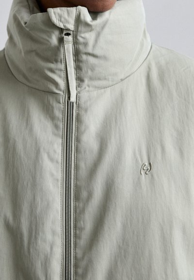 Holzweiler REN JACKET - Piumino lungo - light army