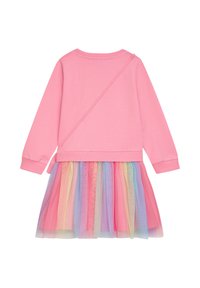 Rosa Sweatshirt mit langen Ärmeln, kombiniert mit einem schichtweise aufgebauten Tüllrock in Pastellfarben: Blau, Pink, Gelb und Grün. Sanfte Textur, lässiges Design.