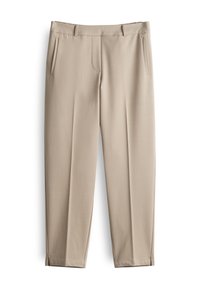 Pantalon beige sur mesure avec devant plat, poches fendues latérales, passants de ceinture et fentes aux chevilles, présenté sur un fond blanc.