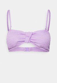Top de bikini roxo com tecido texturizado, design frontal torcido, alças ajustáveis e fecho de claustre nas costas.