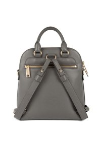 Sac à dos en cuir gris avec une surface texturée, zips dorés, poignées doubles sur le dessus, bretelles réglables et une poche à l'arrière.
