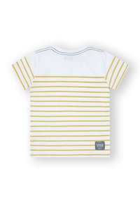 Camiseta blanca con rayas horizontales amarillas, mangas cortas y una etiqueta azul con "CANADA HOUSE" en la parte inferior derecha.