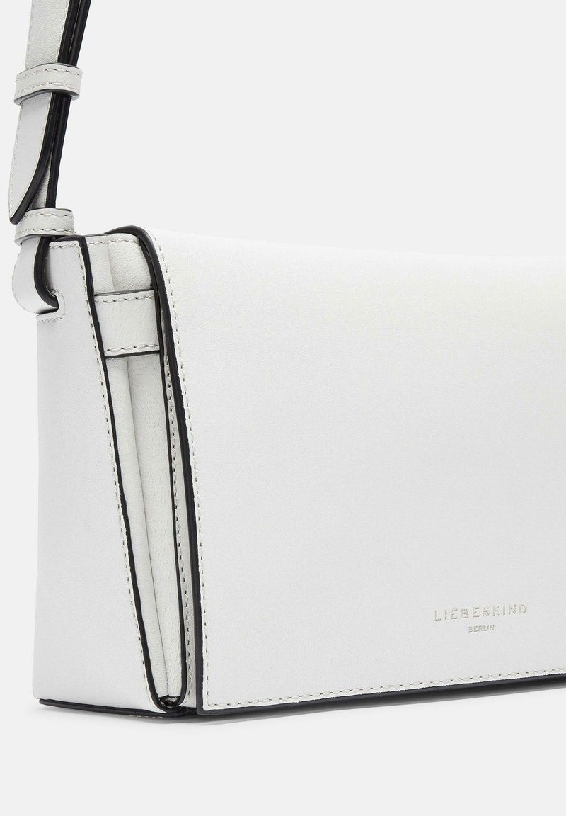 Weißer rechteckiger Leder-Crossbody-Bag mit schwarzer Umrandung, verstellbarem Trageriemen und subtiler "Liebeskind Berlin"-Logo auf der Vorderklappe.