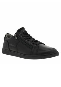 Sneakers neri realizzati in pelle liscia e strutturata, con allacciatura frontale, zip laterale e suola piatta in gomma. Logo "REDSKINS" visibile.