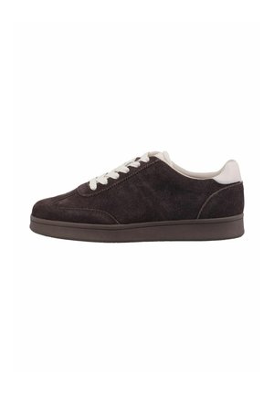 Nisko profilowy sneaker z ciemno-brązowego zamszu z białymi sznurowadłami i białą zakładką na pięcie, płaska ciemna podeszwa, widoczny z boku na białym tle.