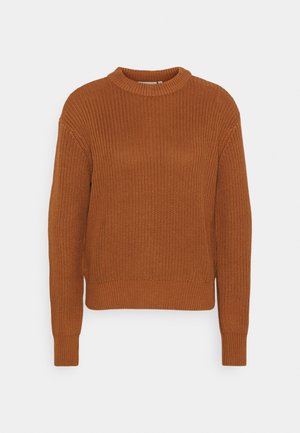 Pull en maille couleur orange brûlé, doté d'un col rond, de manches longues, d'une texture côtelée et d'un ourlet côtelé. Coupe décontractée avec un tissage épais.