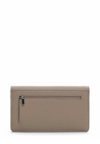 Portafoglio in pelle beige con finitura testurizzata, dotato di un compartimento con zip e un design orizzontale, che misura circa 18 centimetri di larghezza.