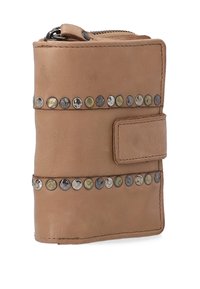 Brun læderpung med et kompakt design, prydet med metalnitter arrangeret i rækker og en lynlås lukning, med en sikker klaplås.