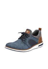 Chaussure en daim bleu avec un design à lacets, accents en cuir, panneaux en maille et une semelle intermédiaire blanche. Présente un bout rond et une surface texturée.