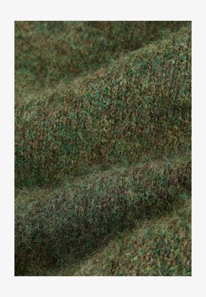 Material texturat, cu tonuri multiple în nuanțe de verde și maro. Suprafață moale și pufoasă, cu un model de tricotare ușor neregulat.