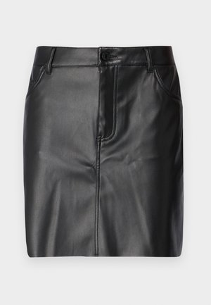 Fekete bőr szoknya sima textúrával, testhez simuló fazonban, elülső zsebekkel és egy gombos záródással a deréknál.
