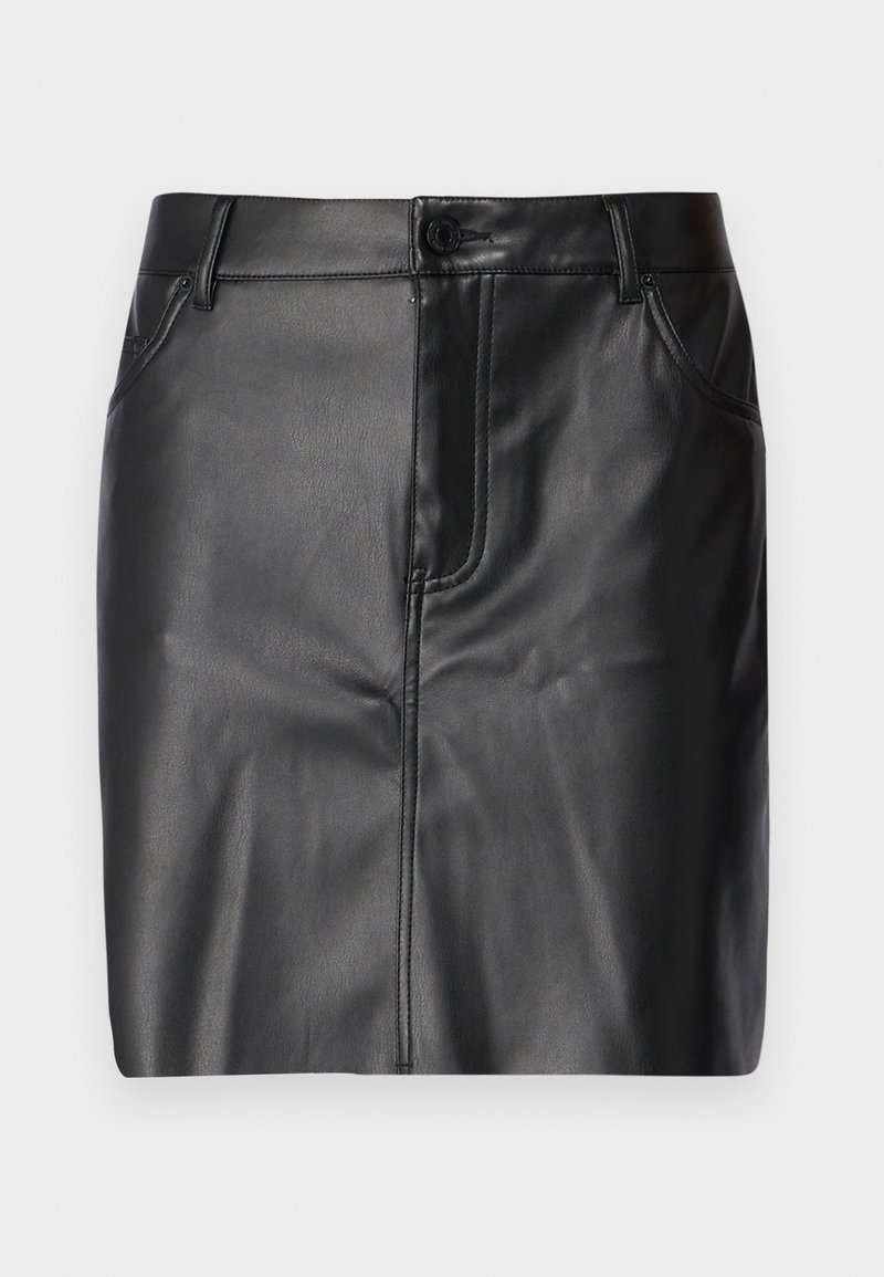 Falda de cuero negro con una textura lisa, que presenta un diseño ajustado, bolsillos frontales y un cierre de botón único en la cintura.