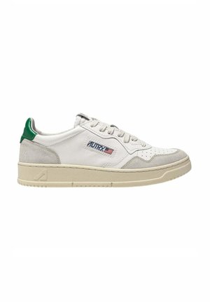Sneakers bianchi in pelle con accenti in suede grigi, etichetta verde sul tallone, punta testurizzata e suola piatta in gomma; presenta il logo del brand sul lato.