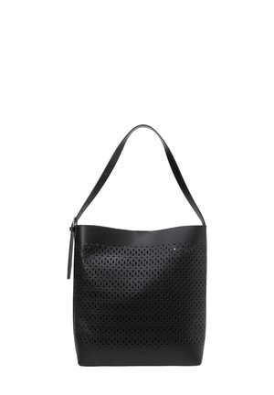 Borsa a spalla in pelle nera forata con una parte superiore curvata e una base piatta. Presenta un manico lungo fissato con dettagli in metallo.