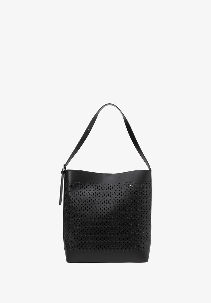 Sac fourre-tout en cuir perforé noir avec un haut incurvé et un fond plat. Doté d'une longue poignée fixée avec des accents en métal.