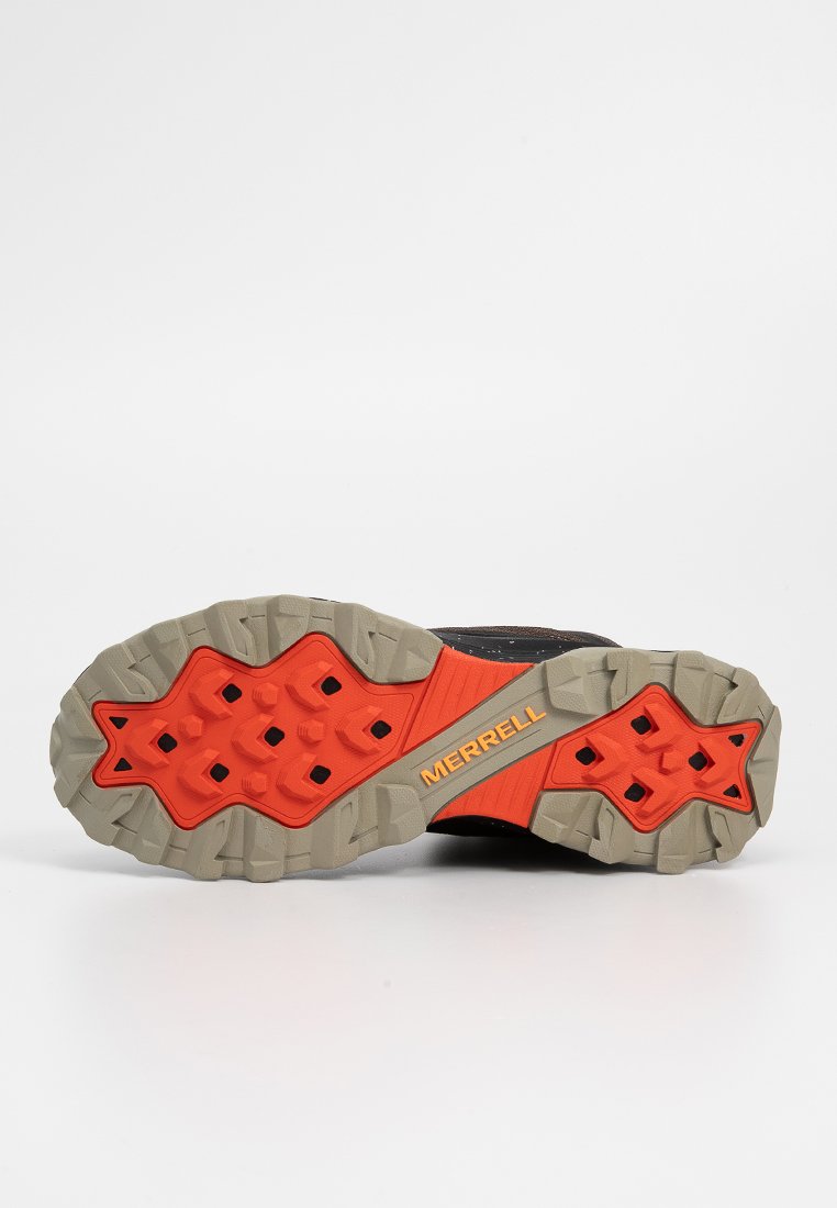 Czarna podeszwa buta trailowego z pomarańczowymi akcentami gumowymi i agresywnym wzorem bieżnika, uzupełniona szarym systemem amortyzacji dla stabilności i przyczepności.