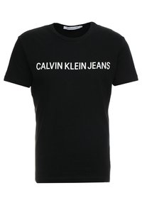 Černé tričko s krátkým rukávem s nápisem "CALVIN KLEIN JEANS" ve vycentrovaných bílých velkých písmenech na hrudi.