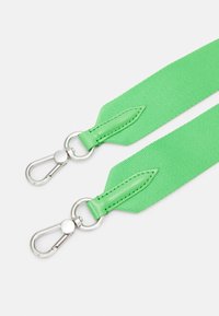 Cinghia in tessuto verde con dettagli in pelle e fibbie in metallo argentato. Texture liscia, design piatto e estremità affusolate.