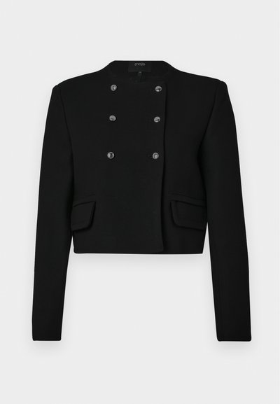 Zwarte cropped jasje met een recht gesneden ontwerp, voorzien van een dubbelzijdig knoopsluiting, klepzakken en een ronde kraag. Gestructureerde stof.