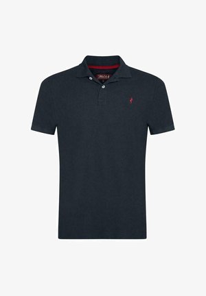 Jūras tumšzils polo krekls, kas izgatavots no kokvilnas, ar sarkanu akcentu apkakli un nelielu izšūtu logotipu kreisajā krūtī. Īsas piedurknes ar klasisku piegriezumu.